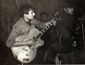 A 14 ans, je n’avais pas encore de guitare personnelle. On me prêtais des guitares pour accompagner des groupes.  